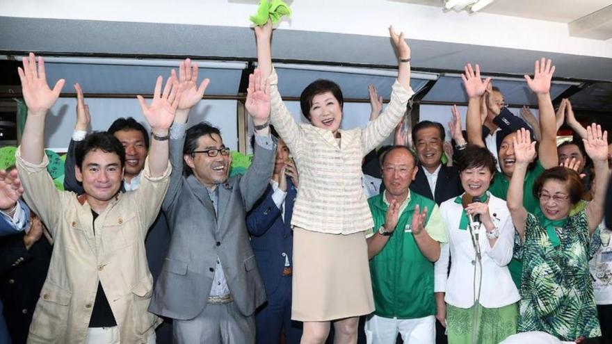 Una mujer vence el machismo japonés y se convierte en la primera alcaldesa de Tokio