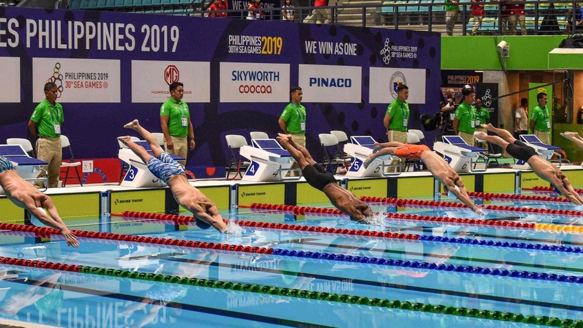 Los atletas compiten en el estilo libre de 100 metros masculino en la final de los eventos de natación en los Juegos SEA (Juegos del Sudeste Asiático) en el Centro Acuático New Clark City en la ciudad de Capas, enTarlac, al norte de Manila.