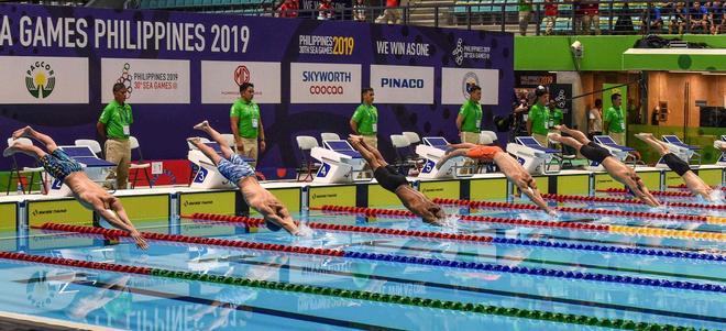 Los atletas compiten en el estilo libre de 100 metros masculino en la final de los eventos de natación en los Juegos SEA (Juegos del Sudeste Asiático) en el Centro Acuático New Clark City en la ciudad de Capas, enTarlac, al norte de Manila.