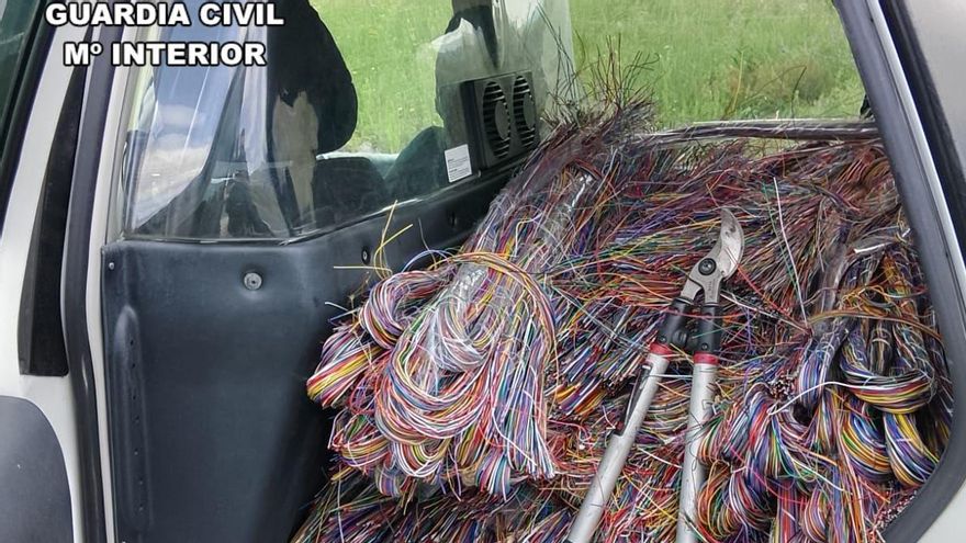 Tres detenidos por el robo de cerca de 900 metros de cableado telefónico y la falsificación de matrículas.