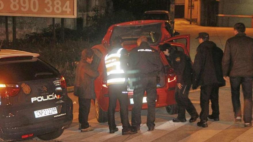 La Policía inspecciona el interior del vehículo en el que discutía la pareja.  // Santos Álvarez