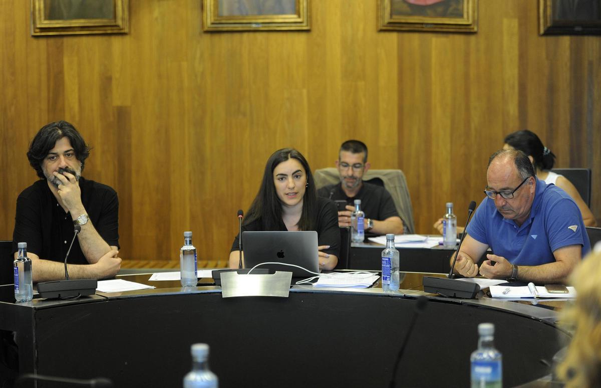 Los ediles del PSOE de Lalín, con los dos concejales del BNG al fondo, durante un pleno.