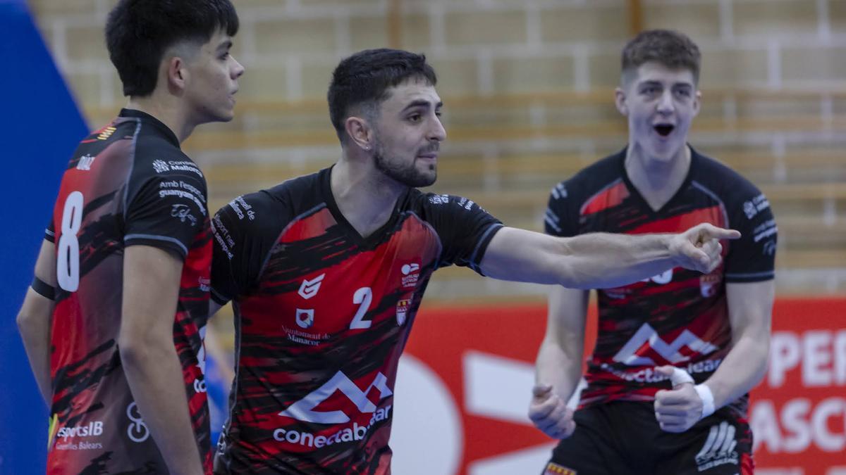 Los jugadores del ConectaBalear durante un partido en Manacor.