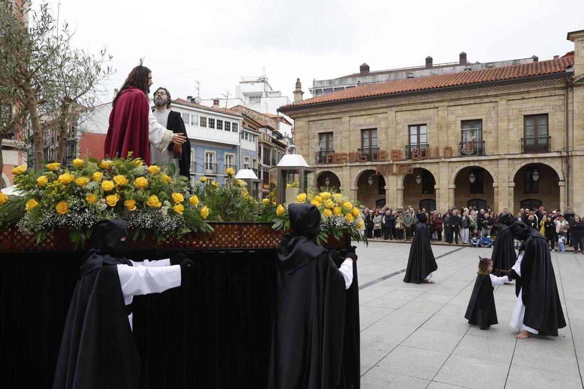 Avilés. PROCESIÓN DE EL BESO DE JUDAS Itinerario: Parroquia San Nicolás de Bari, Plaza de Domingo Álvarez Acebal, San Francisco, Plaza de España, La Ferrería, La Muralla, La Cámara, Plaza de España, San Francisco, Plaza de Domingo Álvarez Acebal y Parroquia San Nicolás de Bari