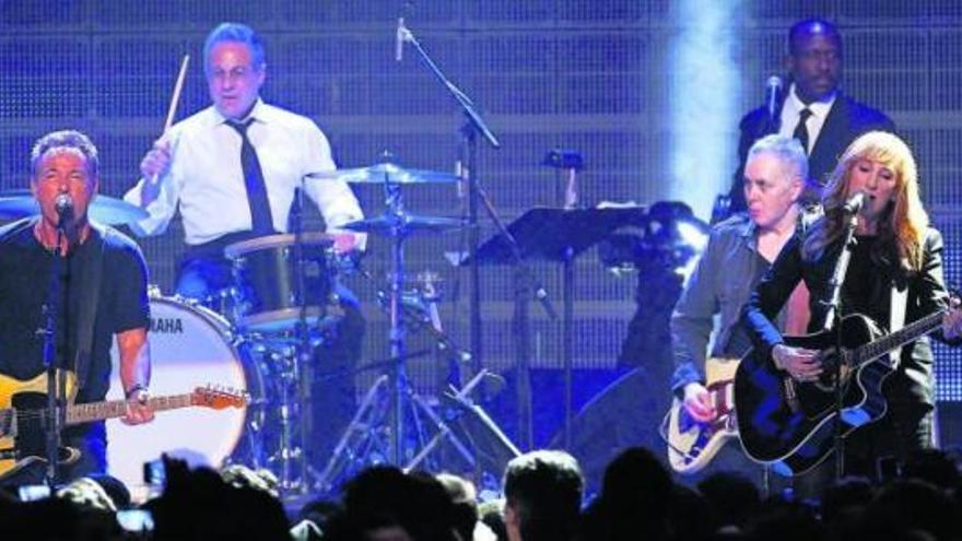 Bruce Springsteen toca con su mujer, Patti Scialfa, el mítico tema &quot;Born To Run&quot; durante el homenaje que le brindaron anoche.  // Reuters