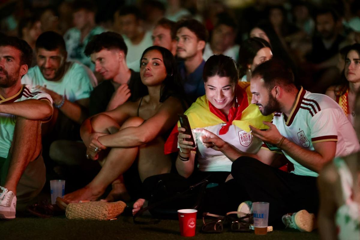 Alicante se vuelca con España: así se vive el partido en la pantalla gigante de la Zona Volvo