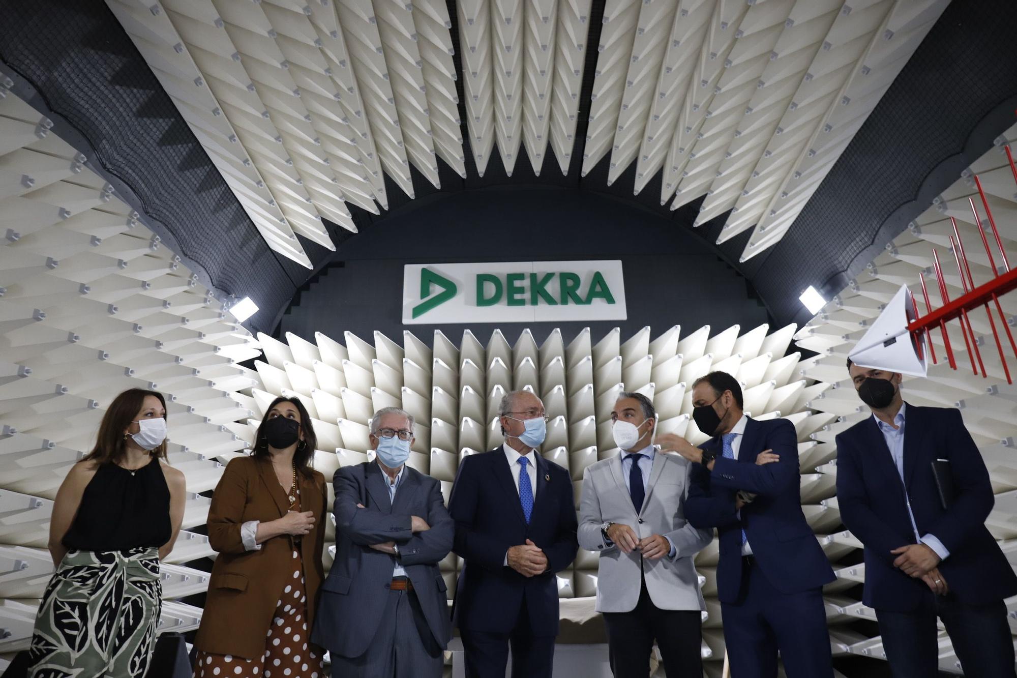 Elías Bendodo visita la fábrica de Dekra, en el PTA.