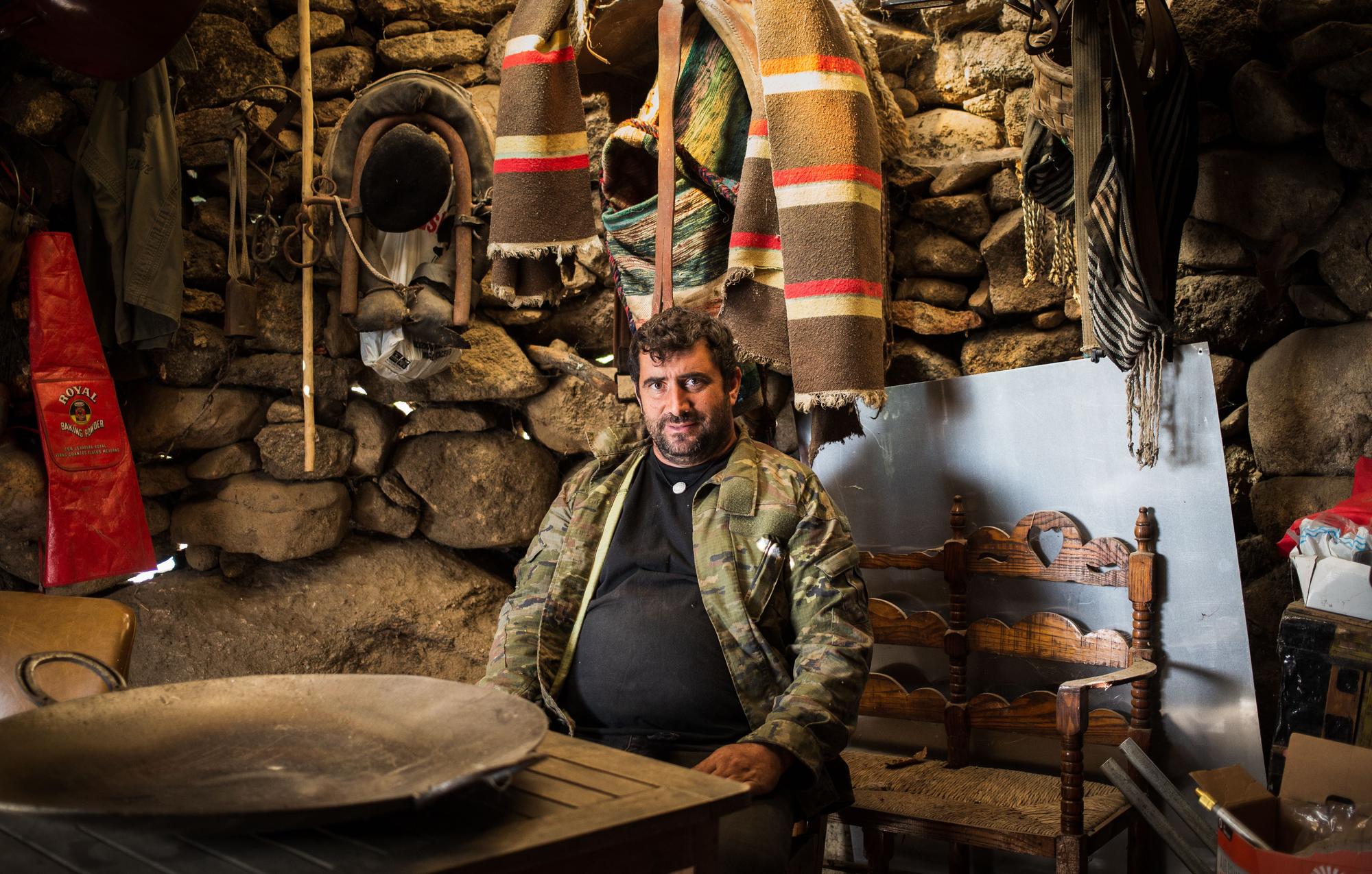 Jesús Manuel Crespo, el cabrero 'youtuber' en su finca de Cáceres.