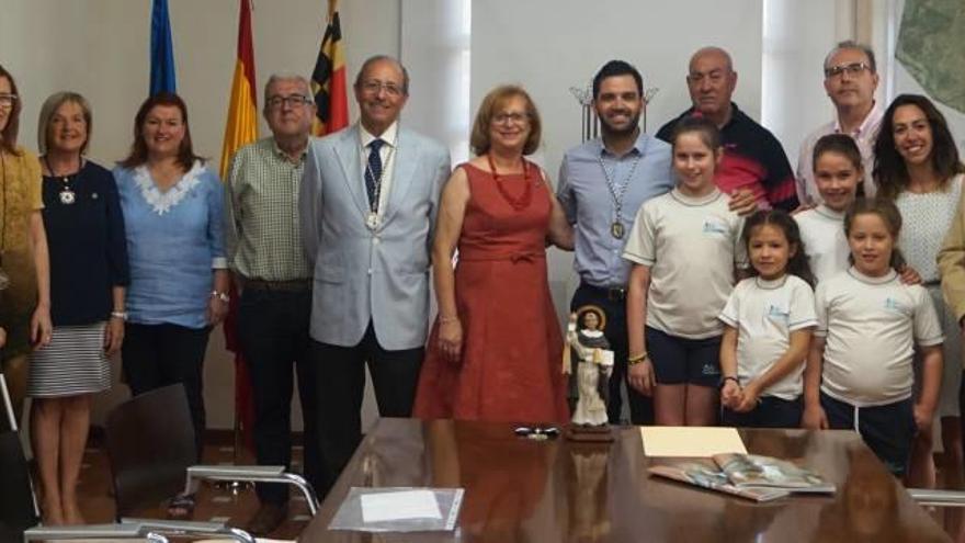 Reconocimiento Sagredo recibe la medalla de la Cofradía de San Vicente