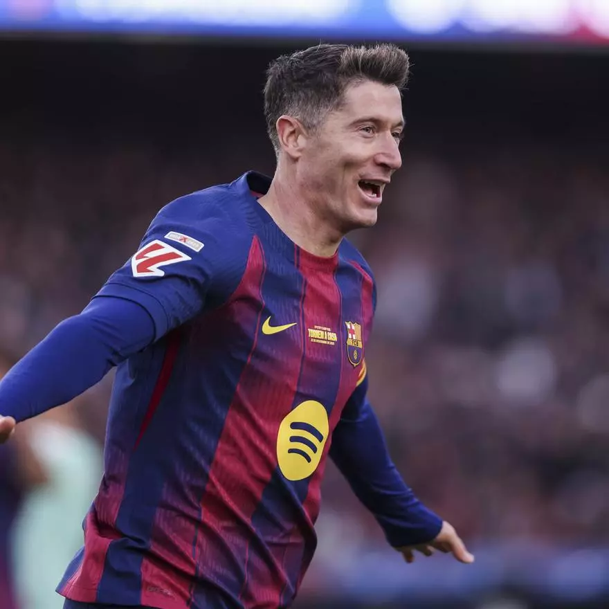 Robert Lewandowski (delantero centro, 37 años)