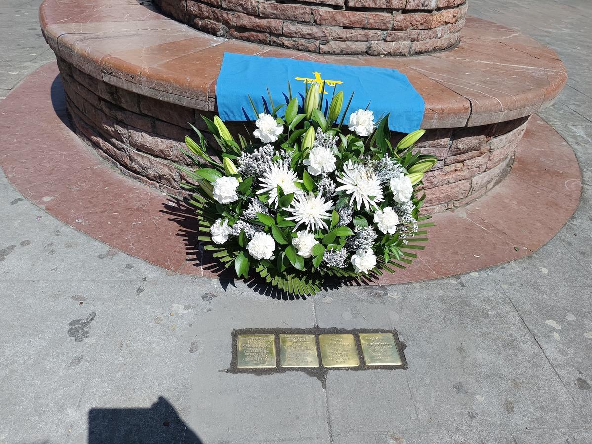 Los cuatro "Stolpersteine" en el parque cangués.