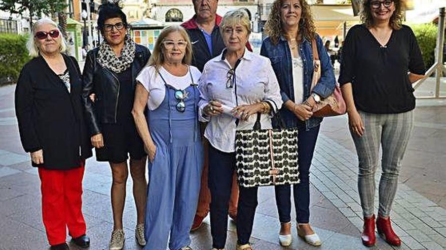 Las impulsoras del nuevo colectivo de aparadoras de Elche, ayer en la plaza de las Flores.