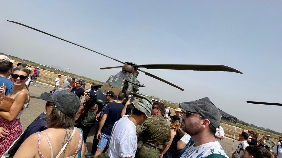 El público en torno a un heicóptero de combate Tigre del Ejército de Tierra.