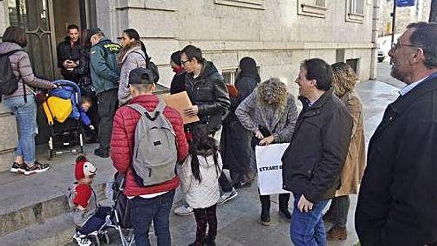 Usuaris fent cua a l&#039;entrada de la Subdelegació, on hi ha Estrangeria.