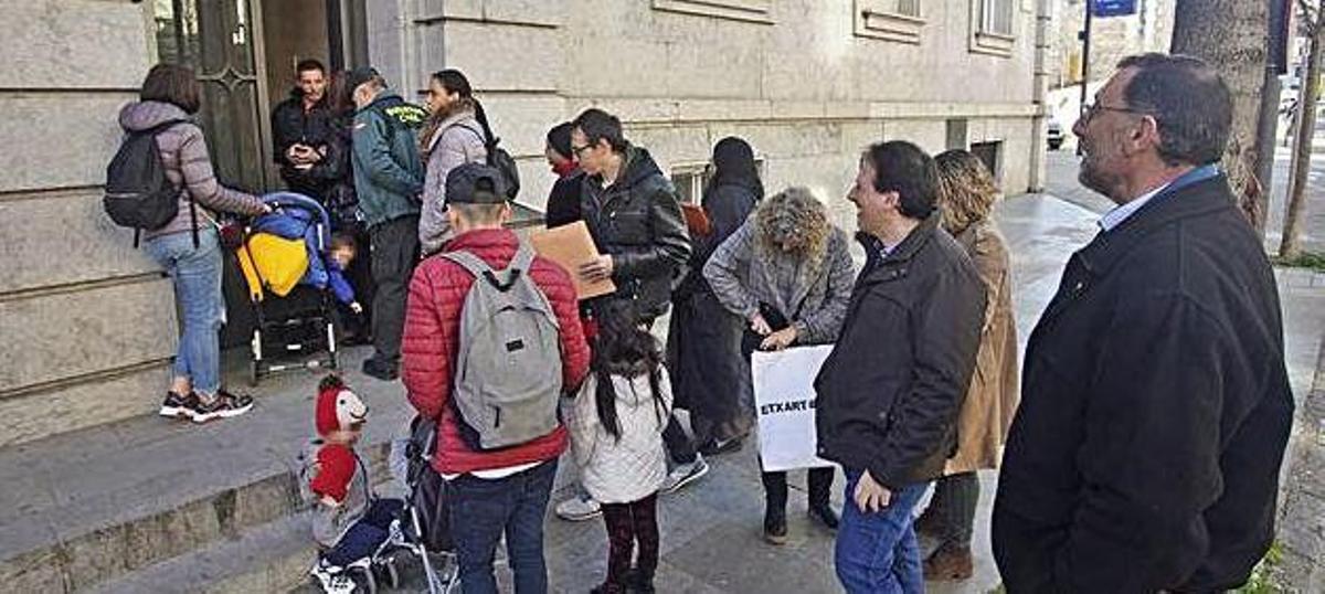 Usuaris fent cua a l'entrada d'Estrangeria, en una imatge d'arxiu