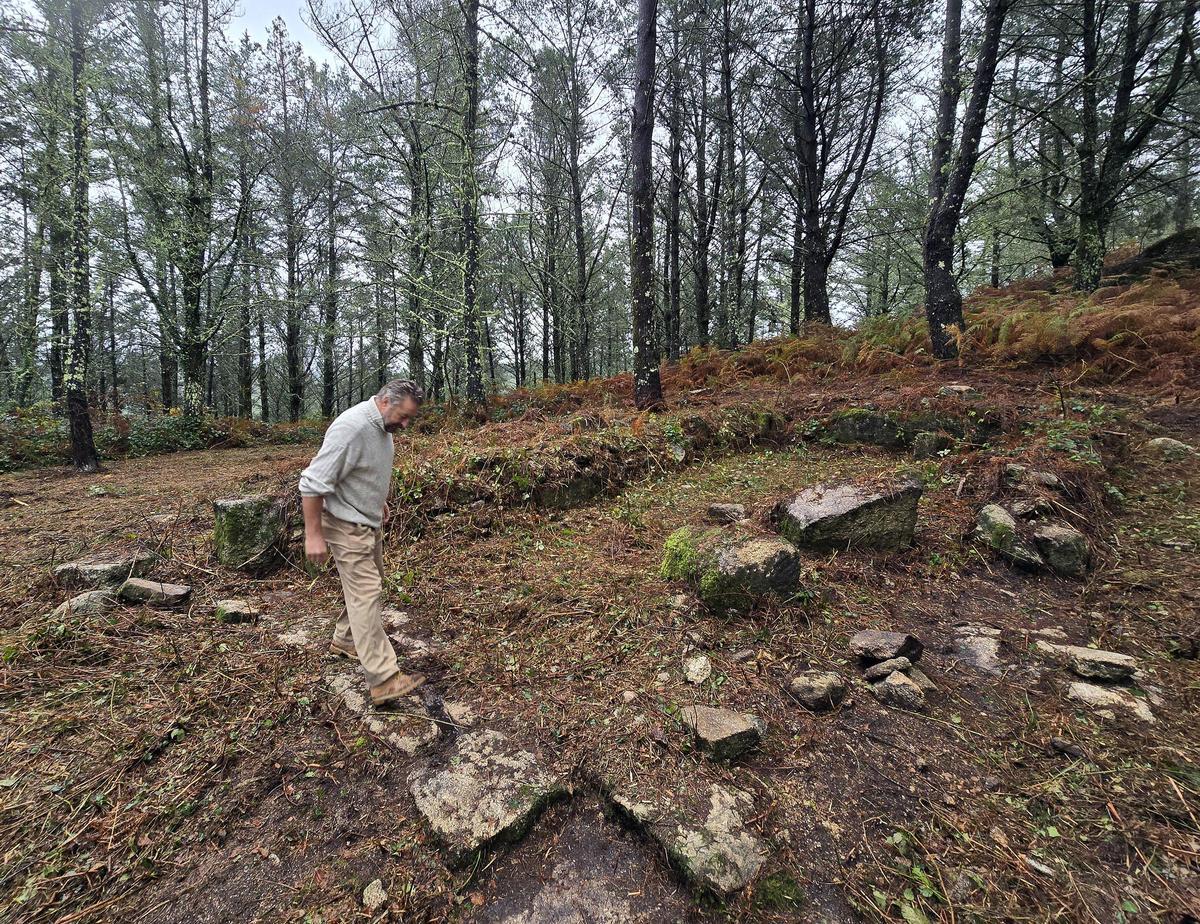 Carlos Esmerode muestra los restos de la capilla de San Martiño en el medio del monte