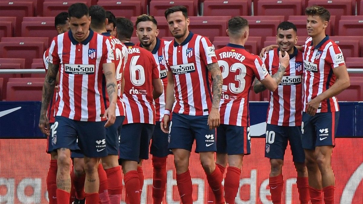 Los jugadores del Atlético celebran el segundo gol de Correa ante el Eibar
