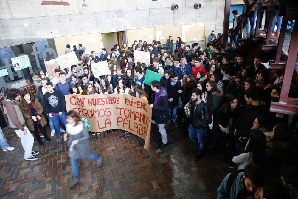 Concentración de estudiantes universitarios en contra de la supresión de los exámenes de diciembre.