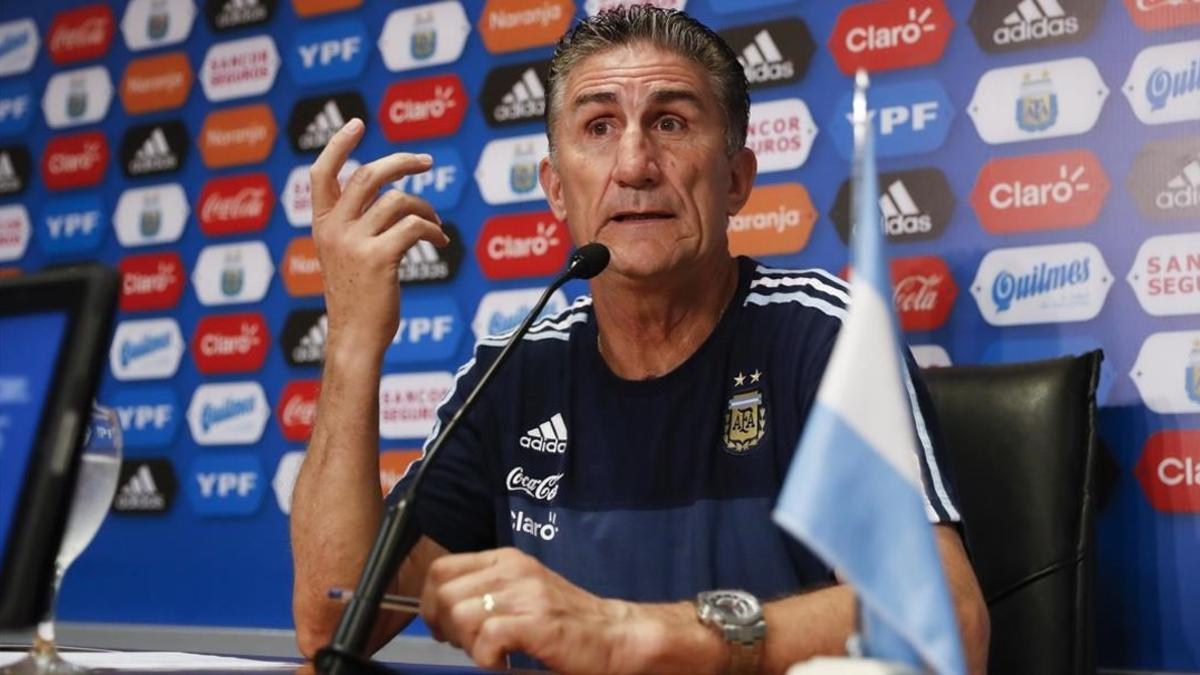 Edgardo Bauza, en la rueda de prensa de este lunes en Buenos Aires.