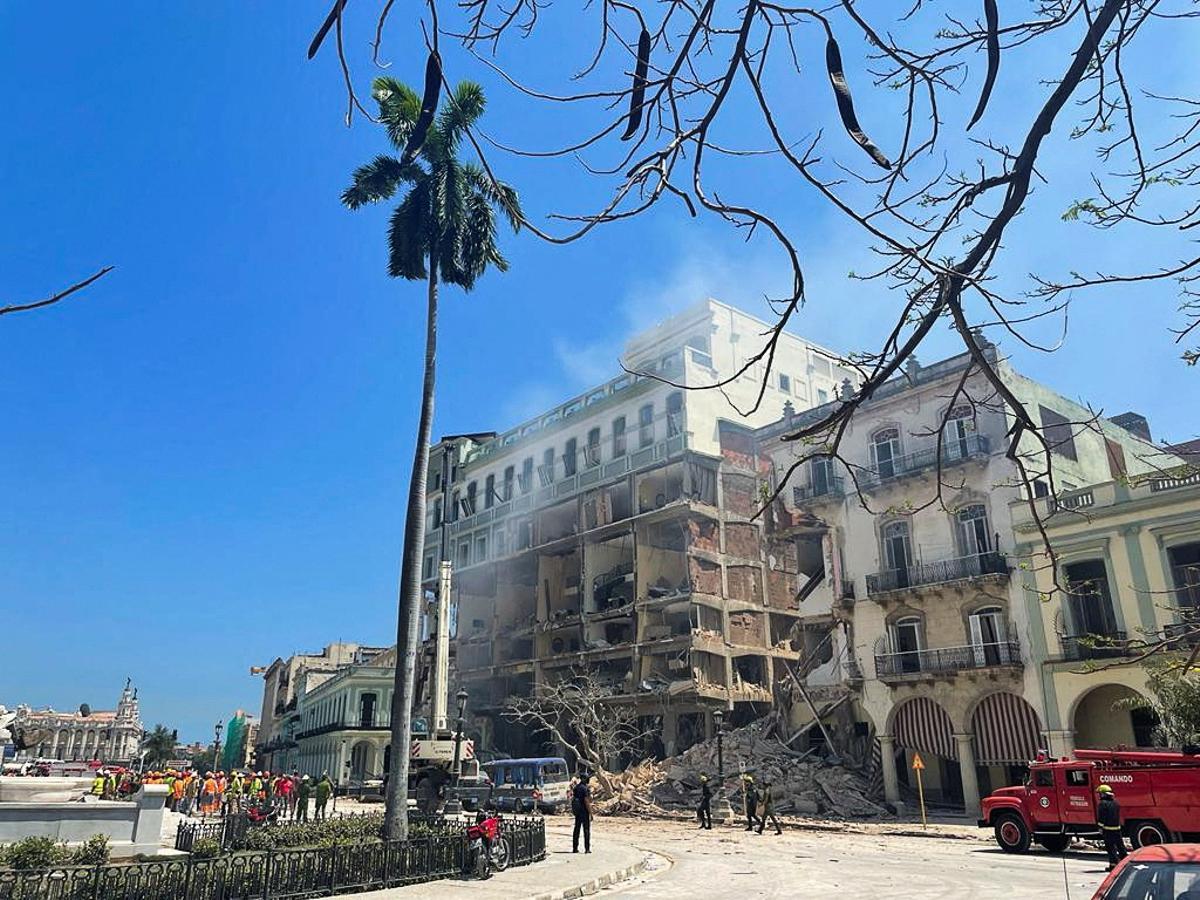 Equipos de rescate trabajan en un sitio tras que una explosión destruyera el Hotel Saratoga, en La Habana