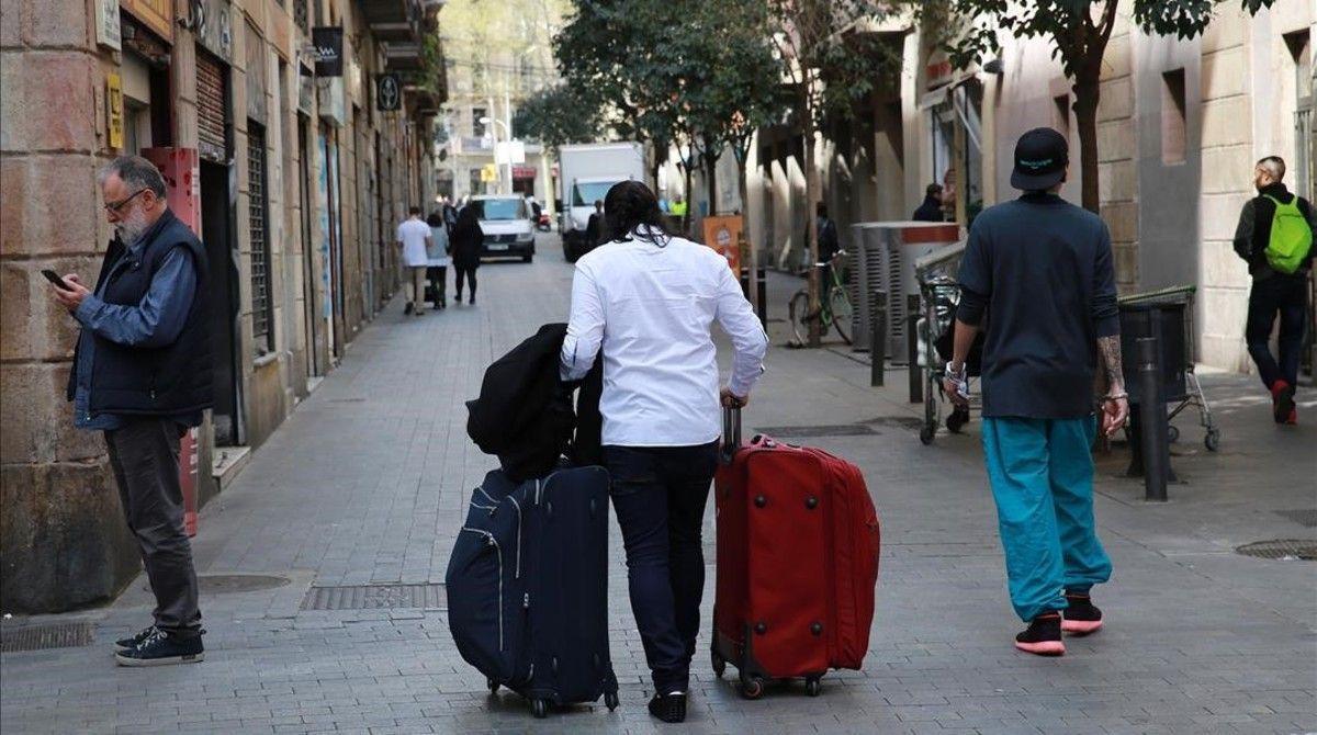 Imagen de archivo de un turista rumbo a su alojamiento, en el Eixample.