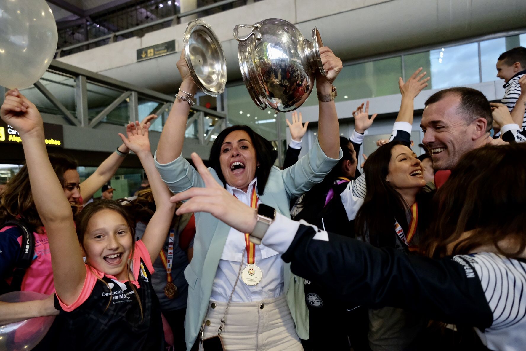 Las campeonas de la Copa de la Reina del BM Costa del Sol son recibidas en el aeropuerto