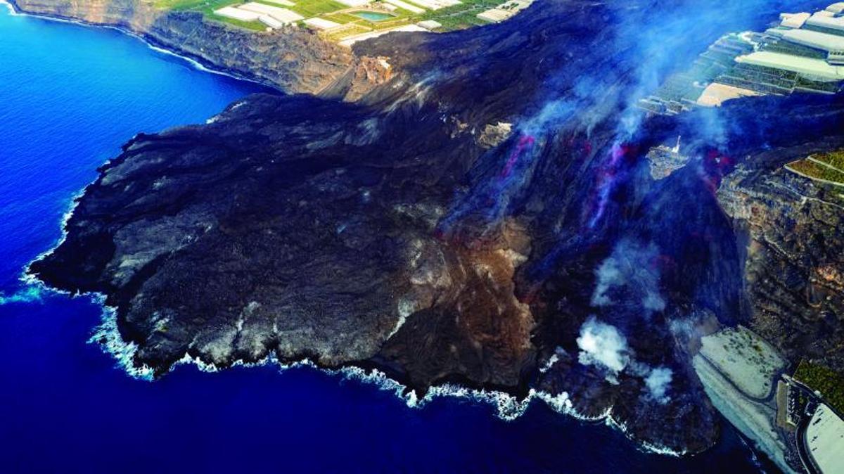 La lava cae en forma de cascadas para alimentar la fajana creada a finales de septiembre y sepultar la playa de Los Guirres hasta hacerla desaparecer. | | I LOVE THE WORLD