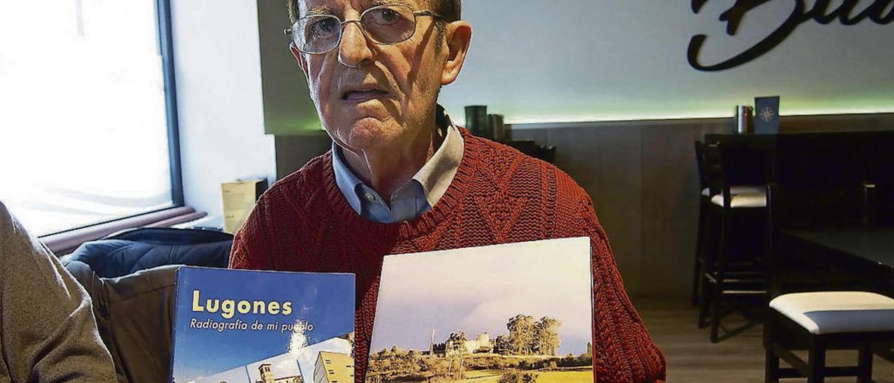 José Antonio Coppen con sus libros.