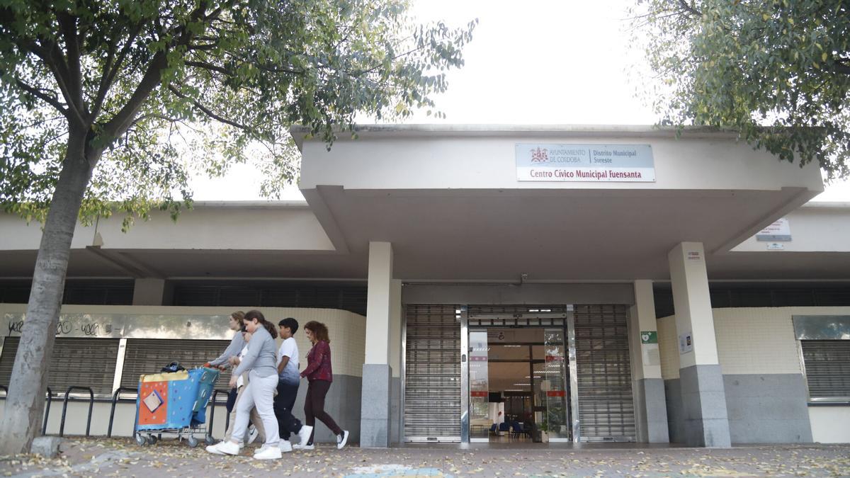 Entrada principal del centro cívico Fuensanta, que se sitúa en el barrio del Santuario.