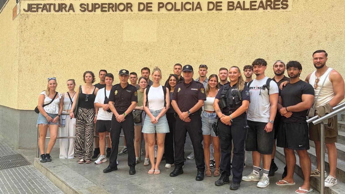 Los alumnos de la Escuela de Policía de Berlín, en la entrada de la Jefatura Superior de Palma.