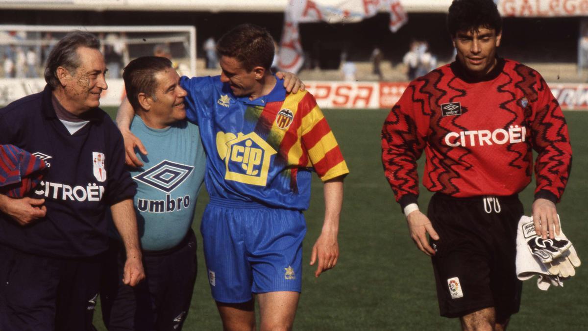 Patxi Villanueva, a la derecha, tras finalizar un partido ante en Valencia en Balaídos (0-0) en el que salió como titular. JESÚS DE ARCOS