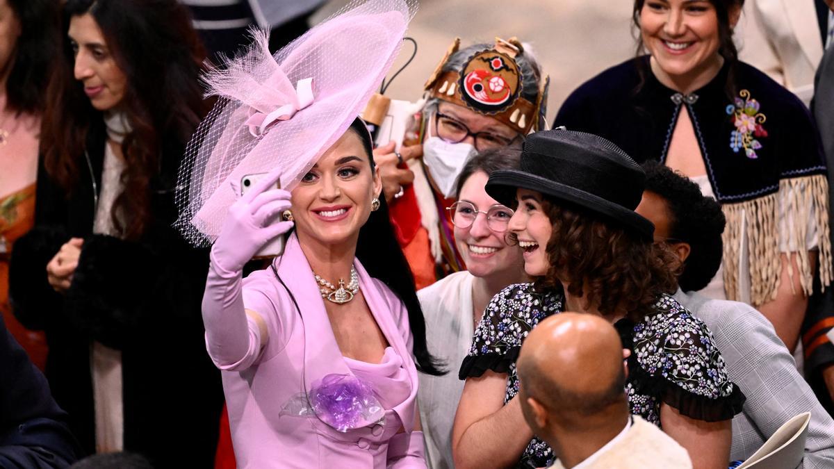 La cantante Katy Perry asiste a la coronación de Carlos III.