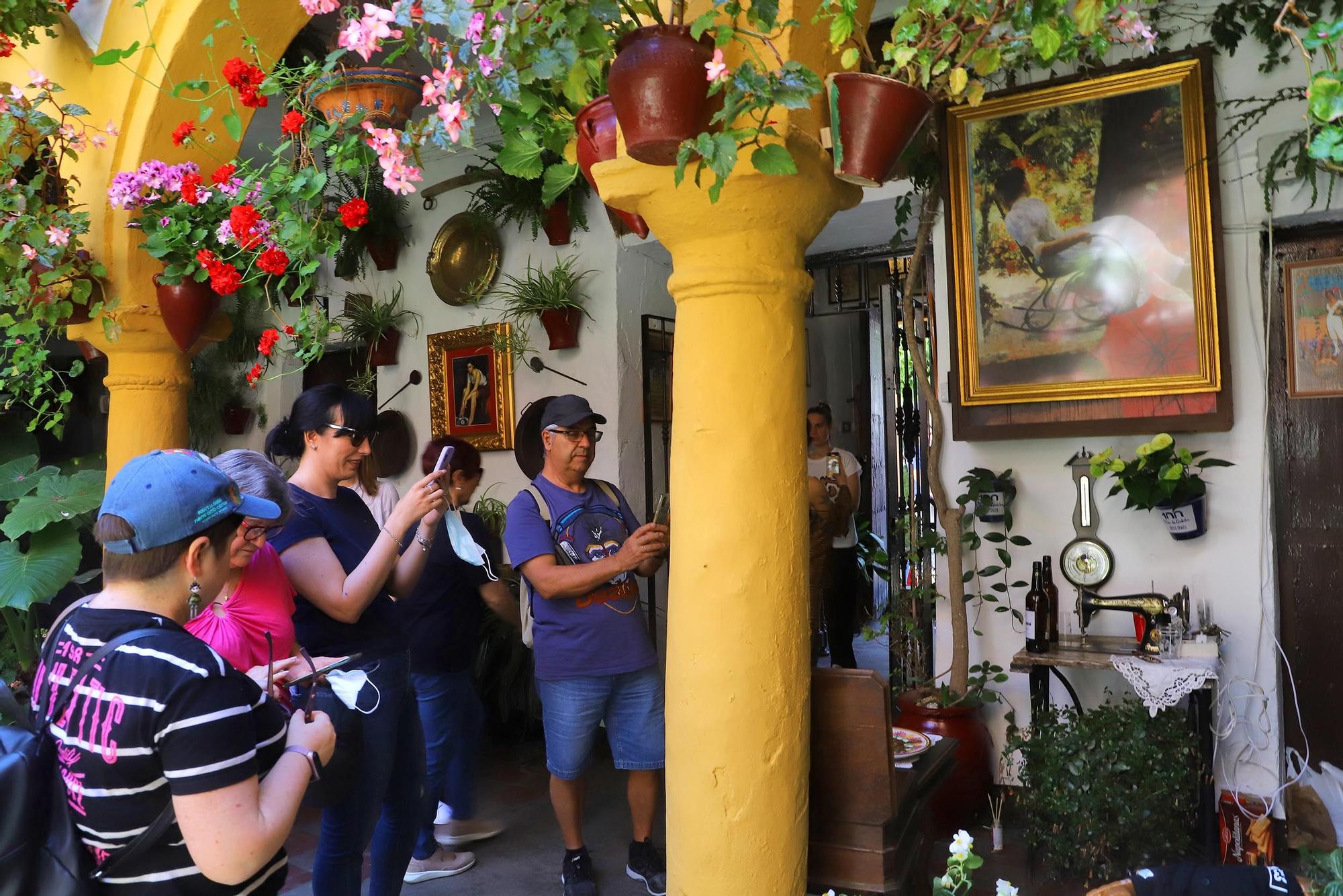 Largas colas en el primer sábado de patios