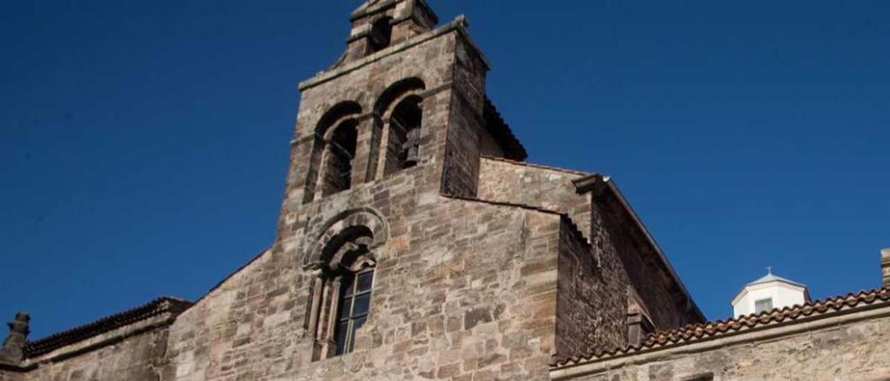 Dos turistas, delante de la iglesia de San Antonio de Padua.