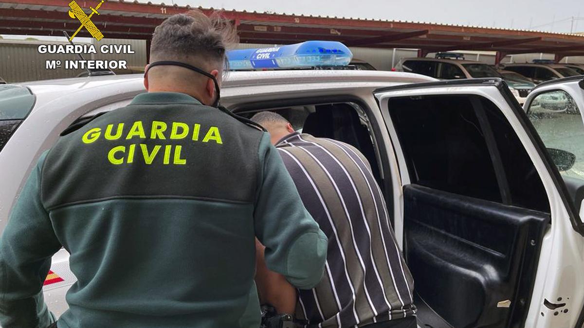 La Guardia Civil, con uno de los detenidos.