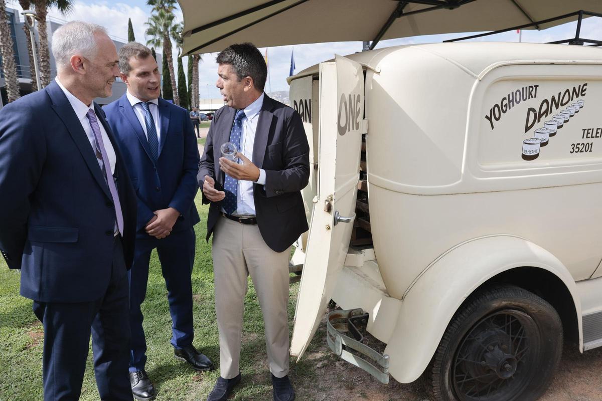 Los directivos de Danone Francesc Casajuana y François Lacombe hablan con, Carlos Mazón.