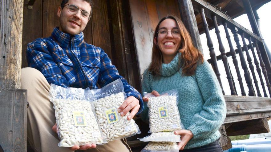 Arián Cueto Fernández y Noelia García Núñez, con sus fabas IGP, en el hórreo de su casa de Landrio.