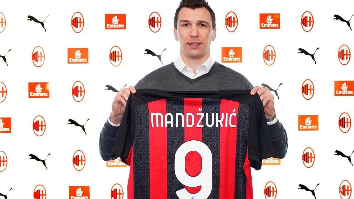 Mario Mandzukic, durante su presentación como jugador del A.C. Milan