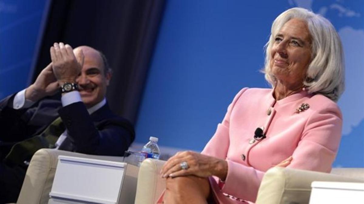 Guindos aplaude a Lagarde, durante la reunión del FMI y el Banco Mundial en Washington.