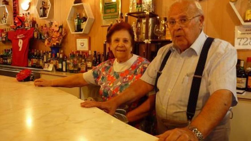 Diego Martínez Pérez junto a su mujer Juana Moreno, medio siglo en el bar Doria.