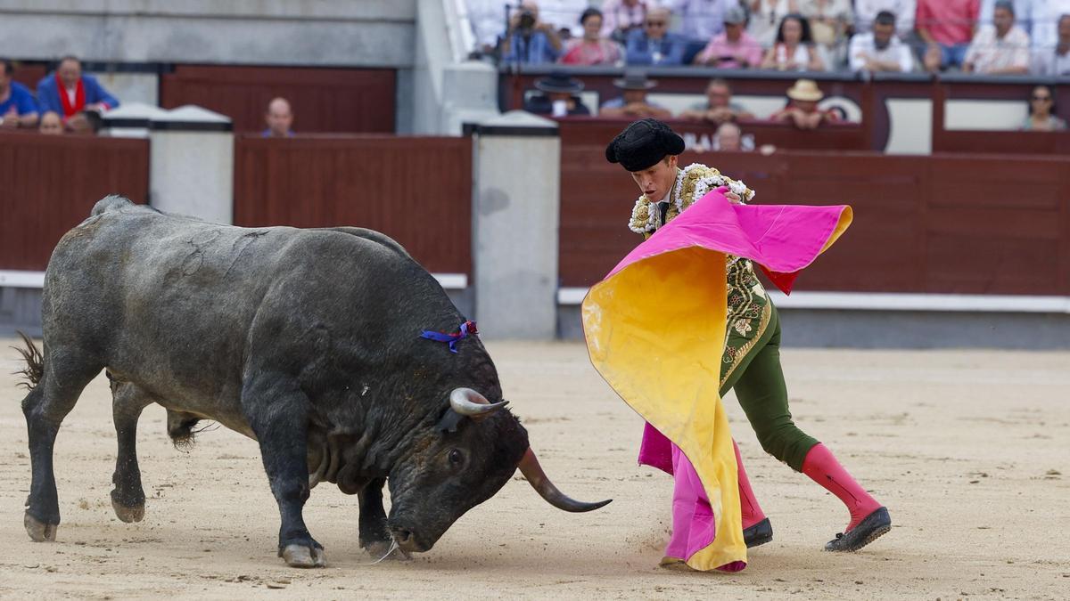 Borja Jiménez con uno de sus toros en la Corrida de la Prensa de Madrid.