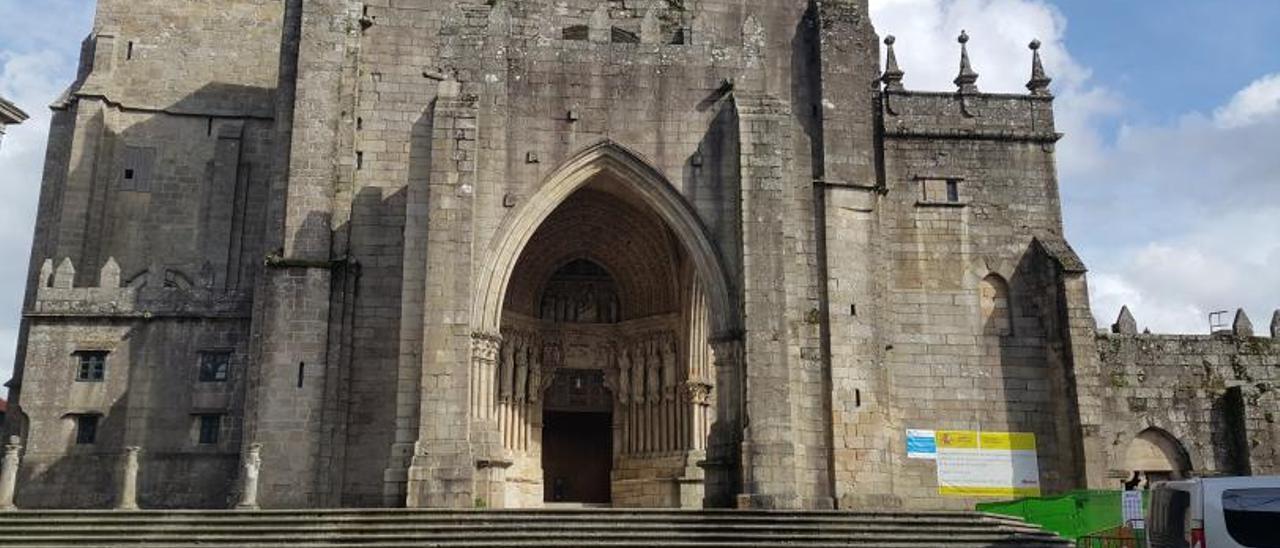 Imagen reciente de la esplendorosa fachada principal de la catedral de Tui.