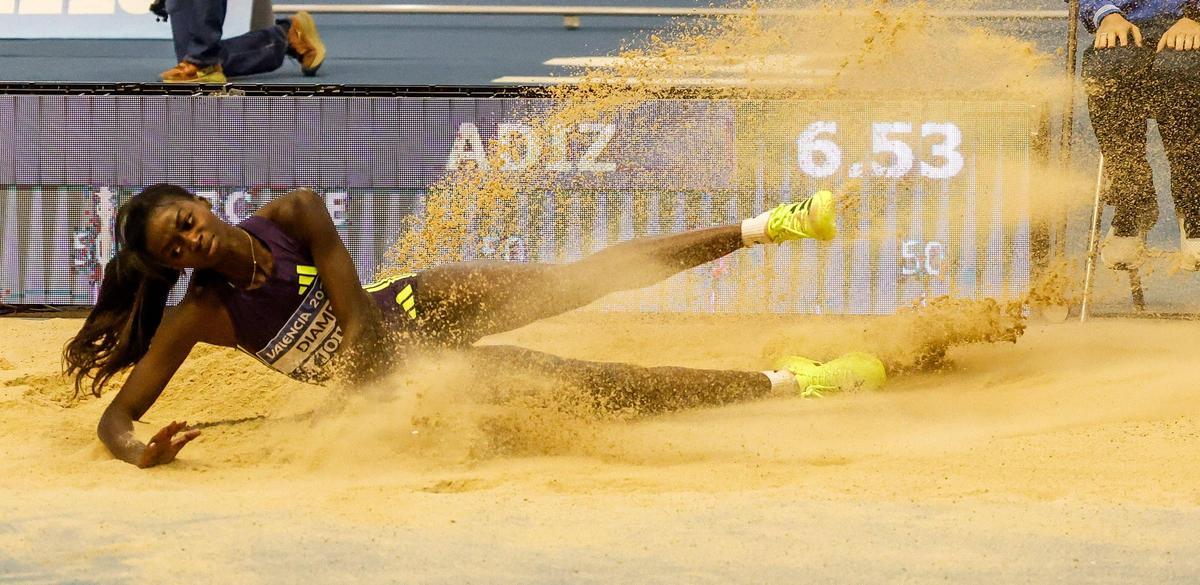 Fátima Diame en uno de sus saltos en València