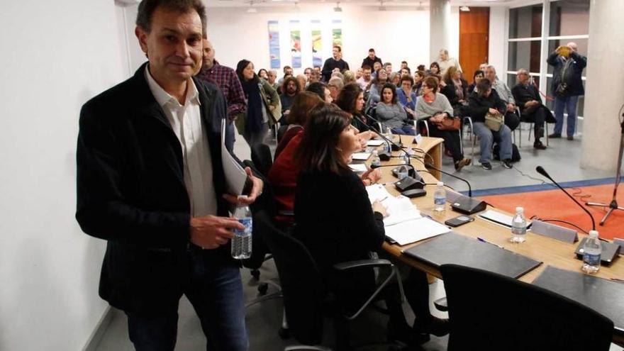 Jorge Suárez, ayer, a su entrada al Pleno, con los ediles de IU sentados y con el público asistente al fondo.