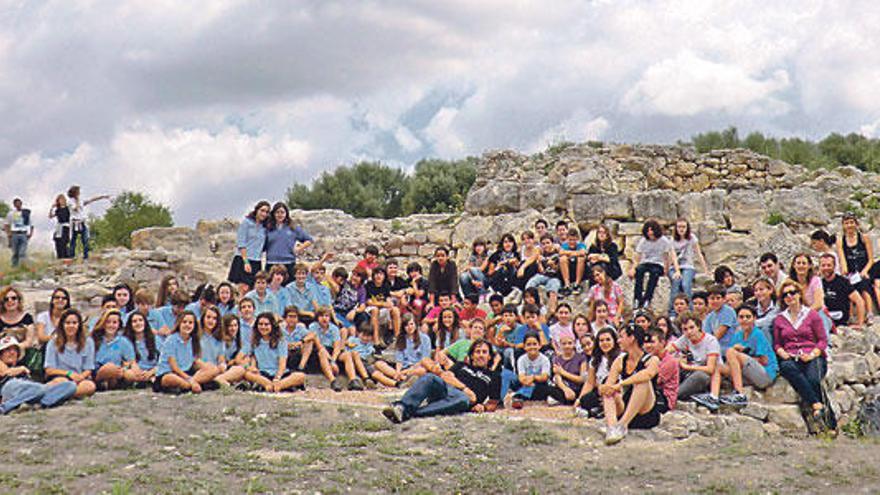 Estudiantes, docentes y arqueólogos, al término del ´Grand Prix Talaiòtic´.