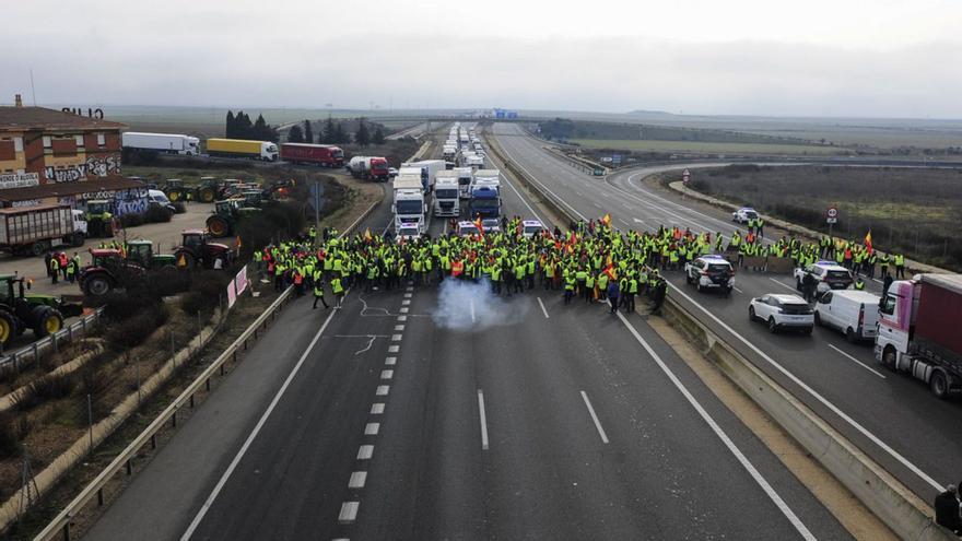 Varios cientos de agricultores tras invadir la autovía en el segundo corte de la A-6.