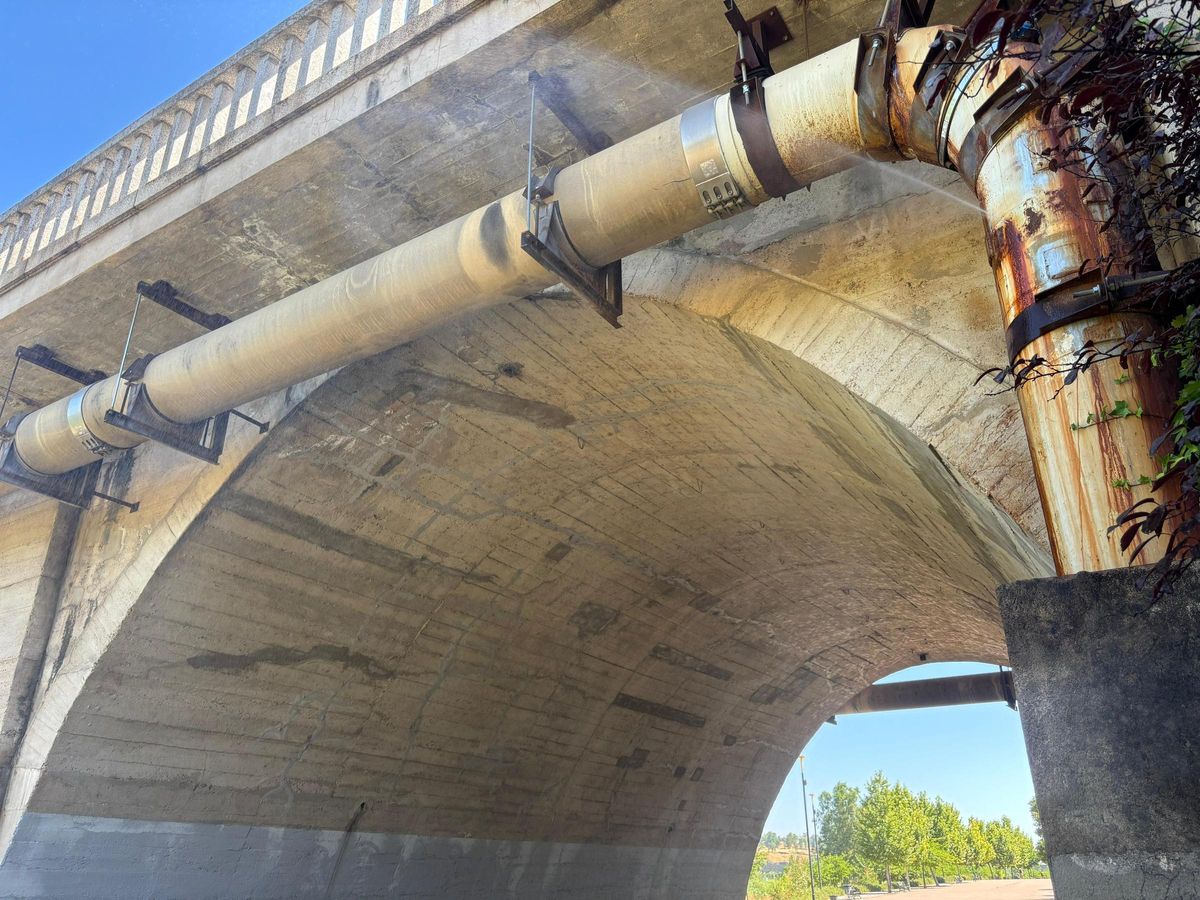 El agua pulverizada llegaba a varios metros de distancia y ha refrescado esa zona del paseo fluvial de Badajoz.