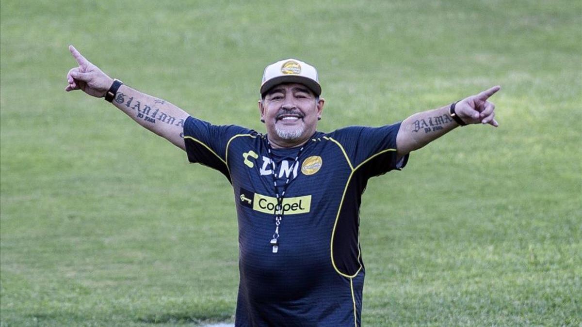 Diego Maradona cerca de ser el nuevo DT de Gimnasia