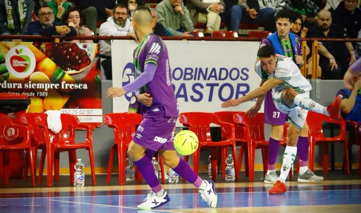 Tity del Rey intenta un disparo.