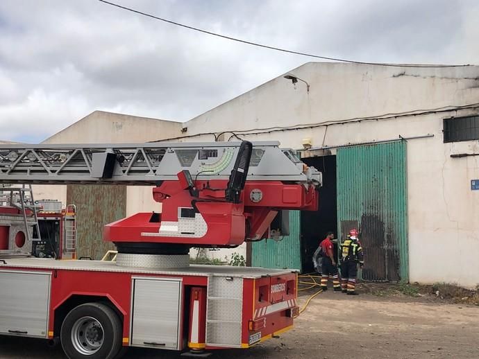 Un incendio calcina nueve coches en una nave de desguace en Arrecife